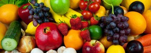 frisches Obst und Gemüse: Äpfel, Orangen, Weintrauben, Erdbeeren, Pflaumen, Karotten, Gurke, Zitronen, Limetten